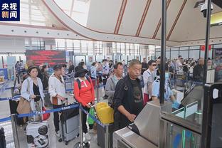 ?太尬了！路人在新加坡机场遇见国足：哇，张凡林！